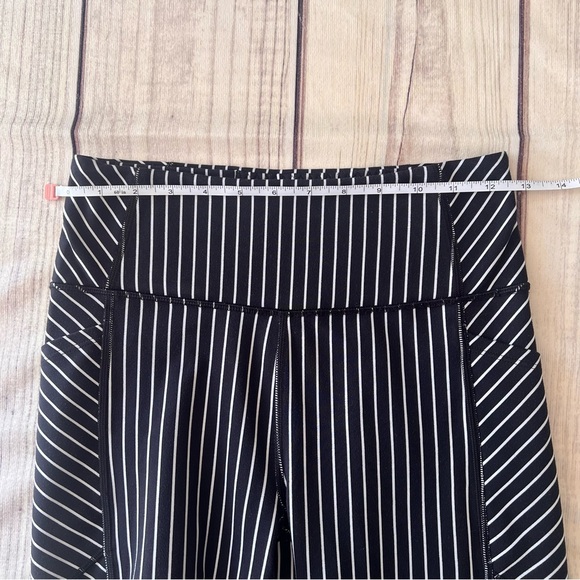 Victorias Secret On Point Flow Black & White Striped Athletic Bike Shorts - Picture 8 of 10